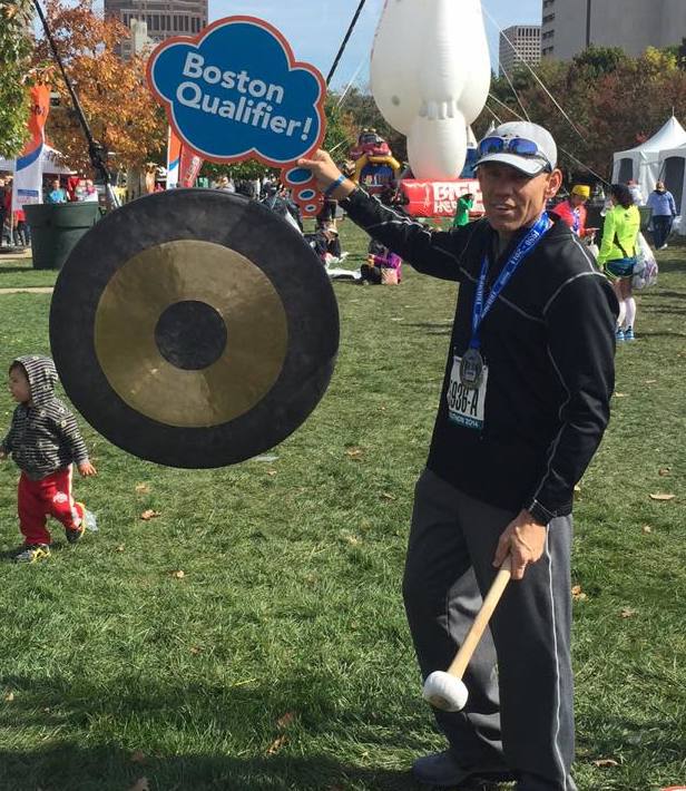 Lee Staats ringing the "Boston Qualifier" gong at the Columbus Marathon