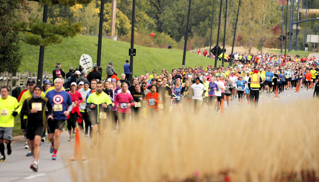 Mass of people running a marathon